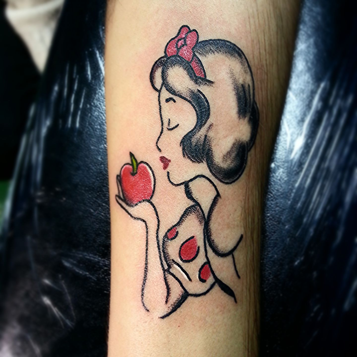 Snow White and the Evil Queen tattoo - poison apple tattoo - Disney tattoos  | Apple tattoo, Disney tattoos, Queen tattoo
