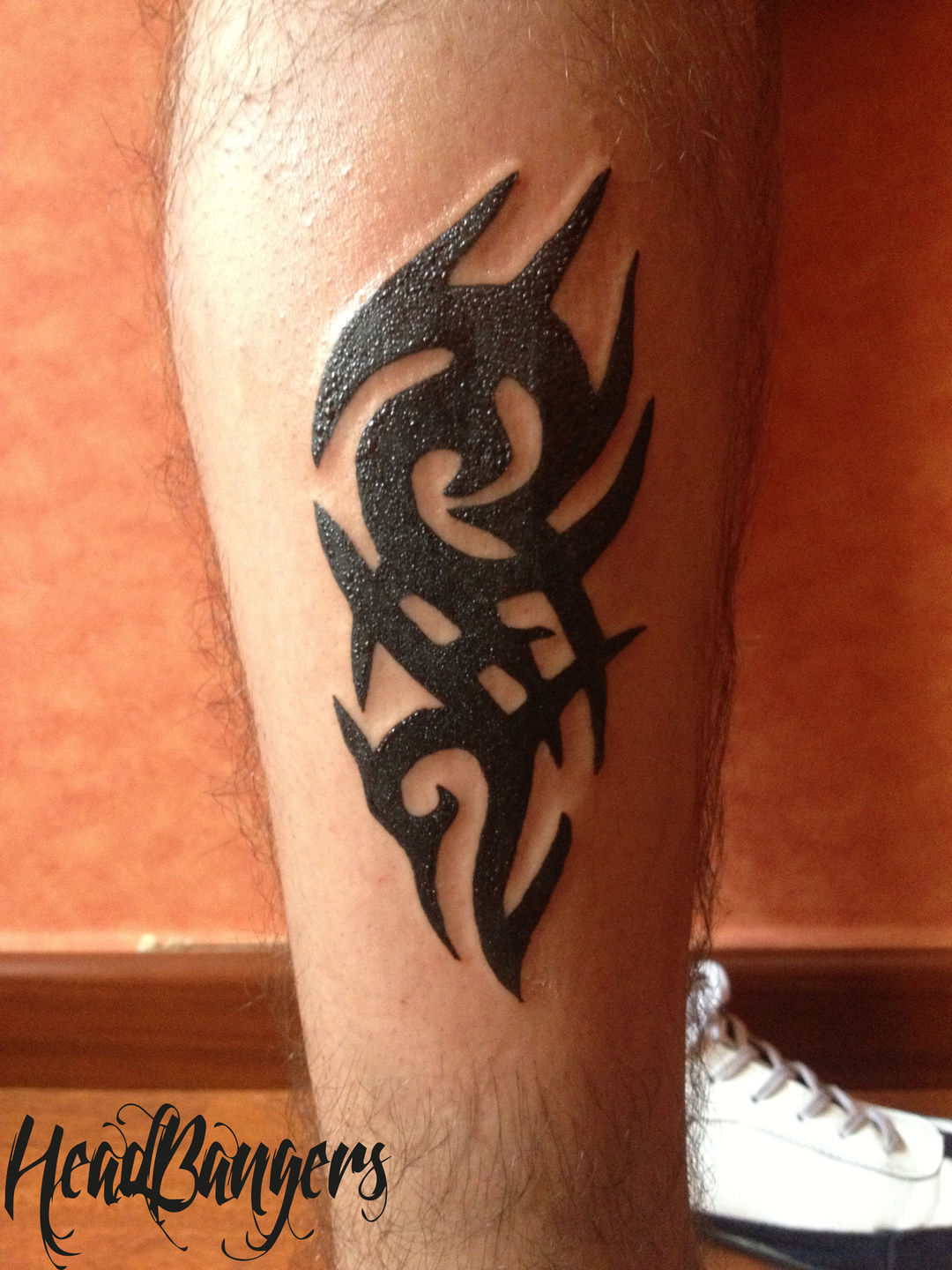 Alain_chaar_tribal_leg_tattoo