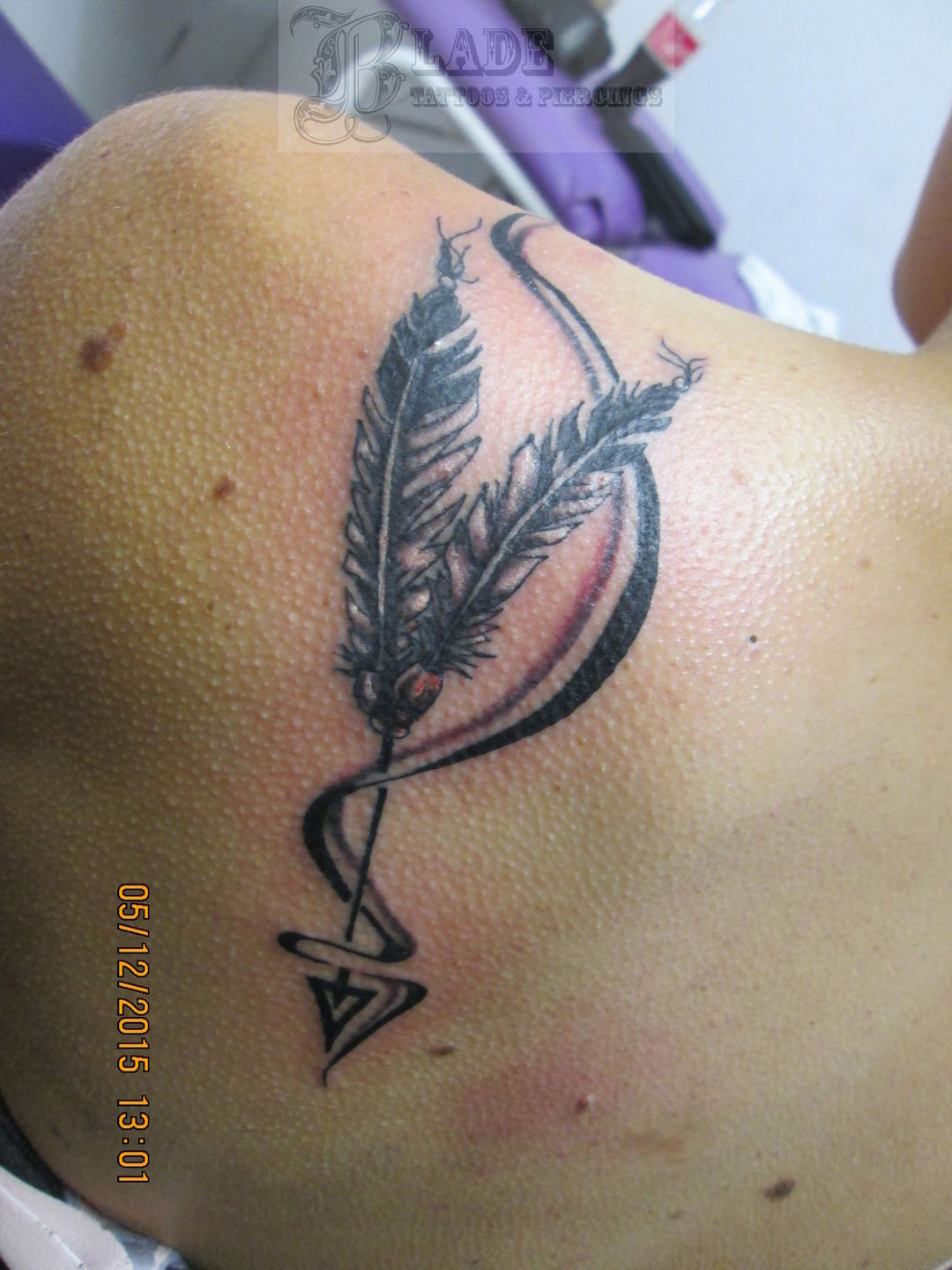 bladetattoos:arrow-black-and-white-arrow-back