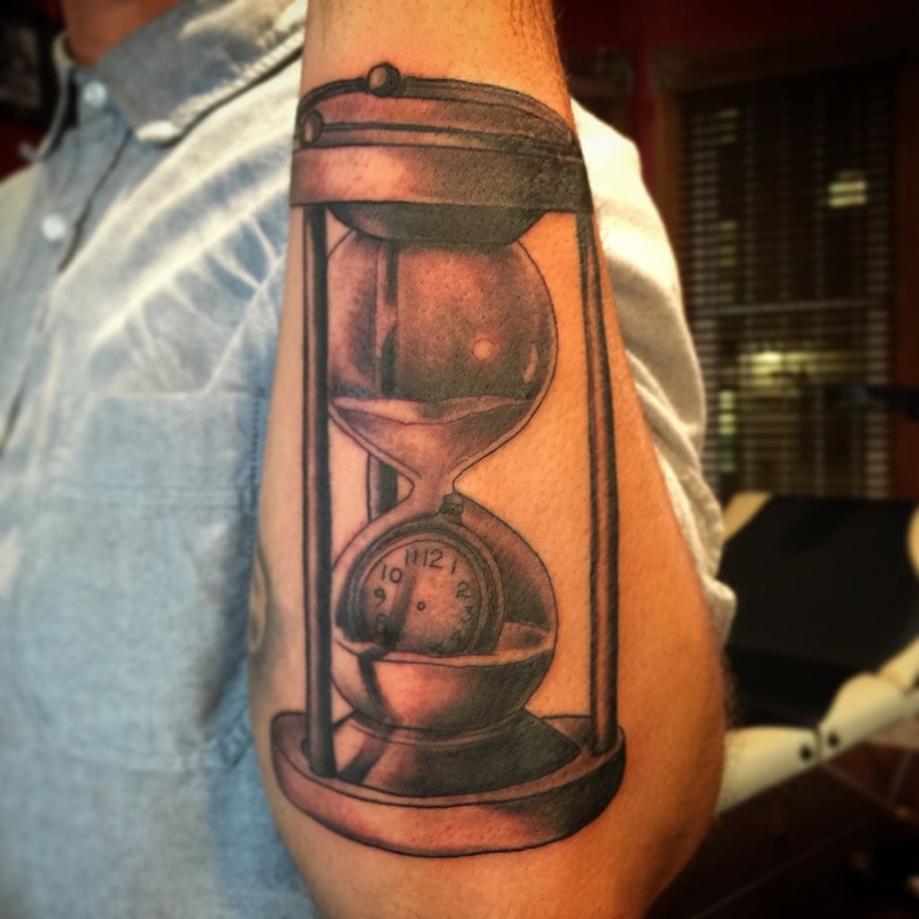 30 Sexy and Clear Hourglass Tattoo Designs