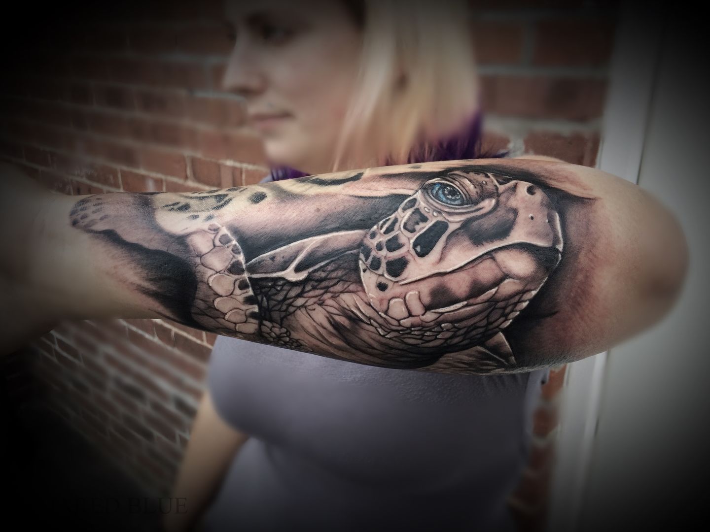 Microrealistic turtle tattoo on the upper arm