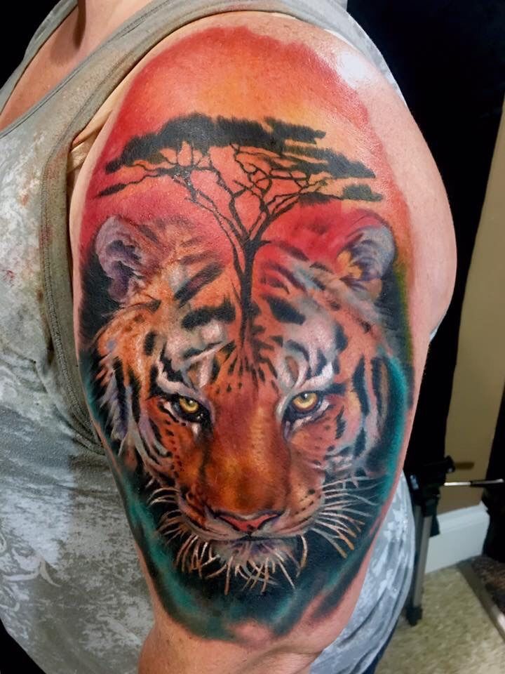 Watercolor style tiger coloured tattoo on leg | Tatuaje de tigre, Tatuajes  de colores, Tatuajes pierna