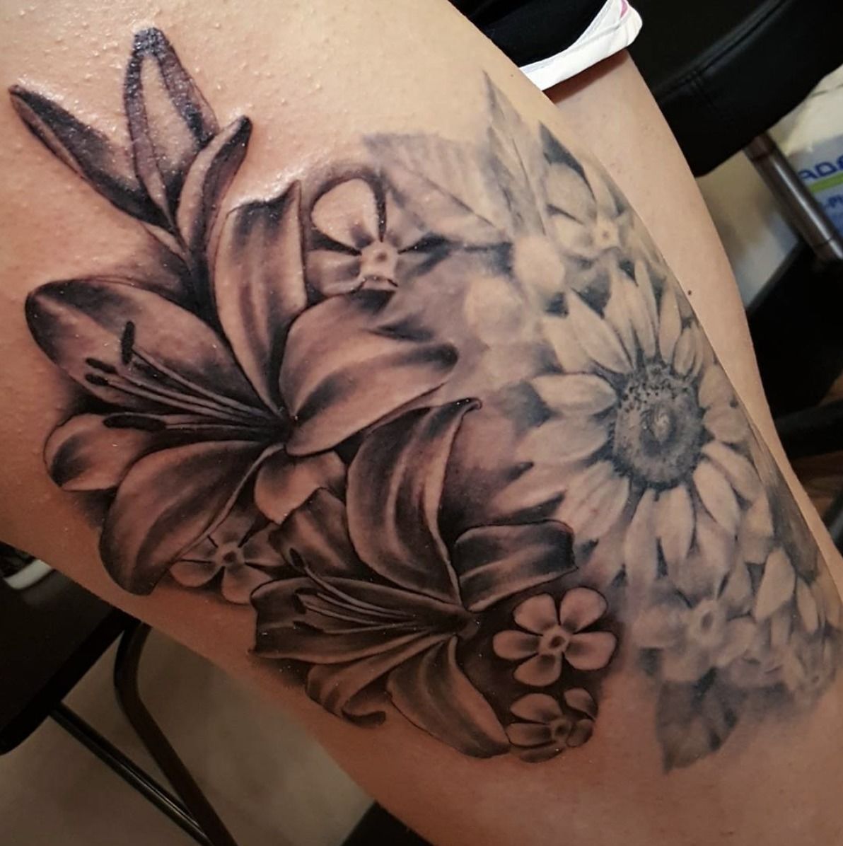 meganfranklin:realism-blackandgrey-floral-girly-flowers-lily-sunflowers