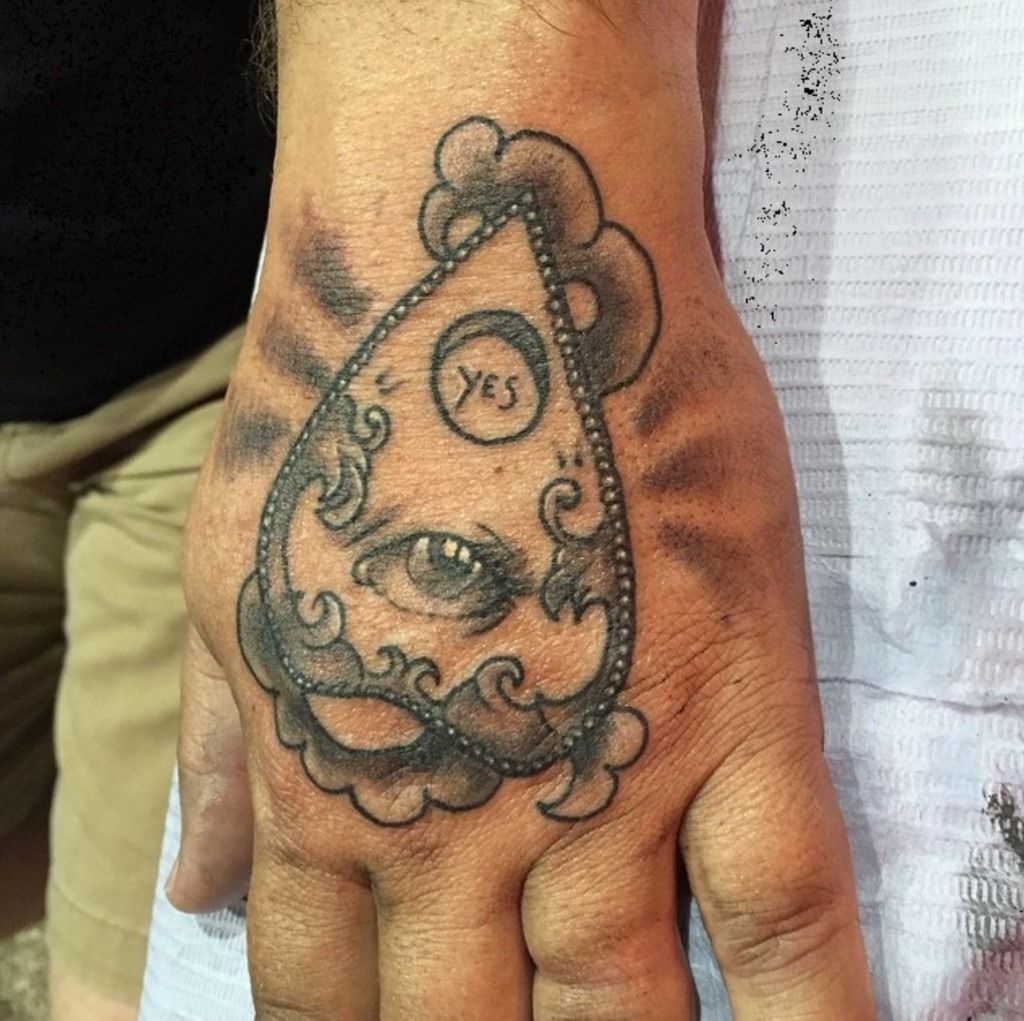 lunadalletattoo:planchette-ouija -smoke-illustrative-black-and-grey-neotraditional-eye-hand-tattoo