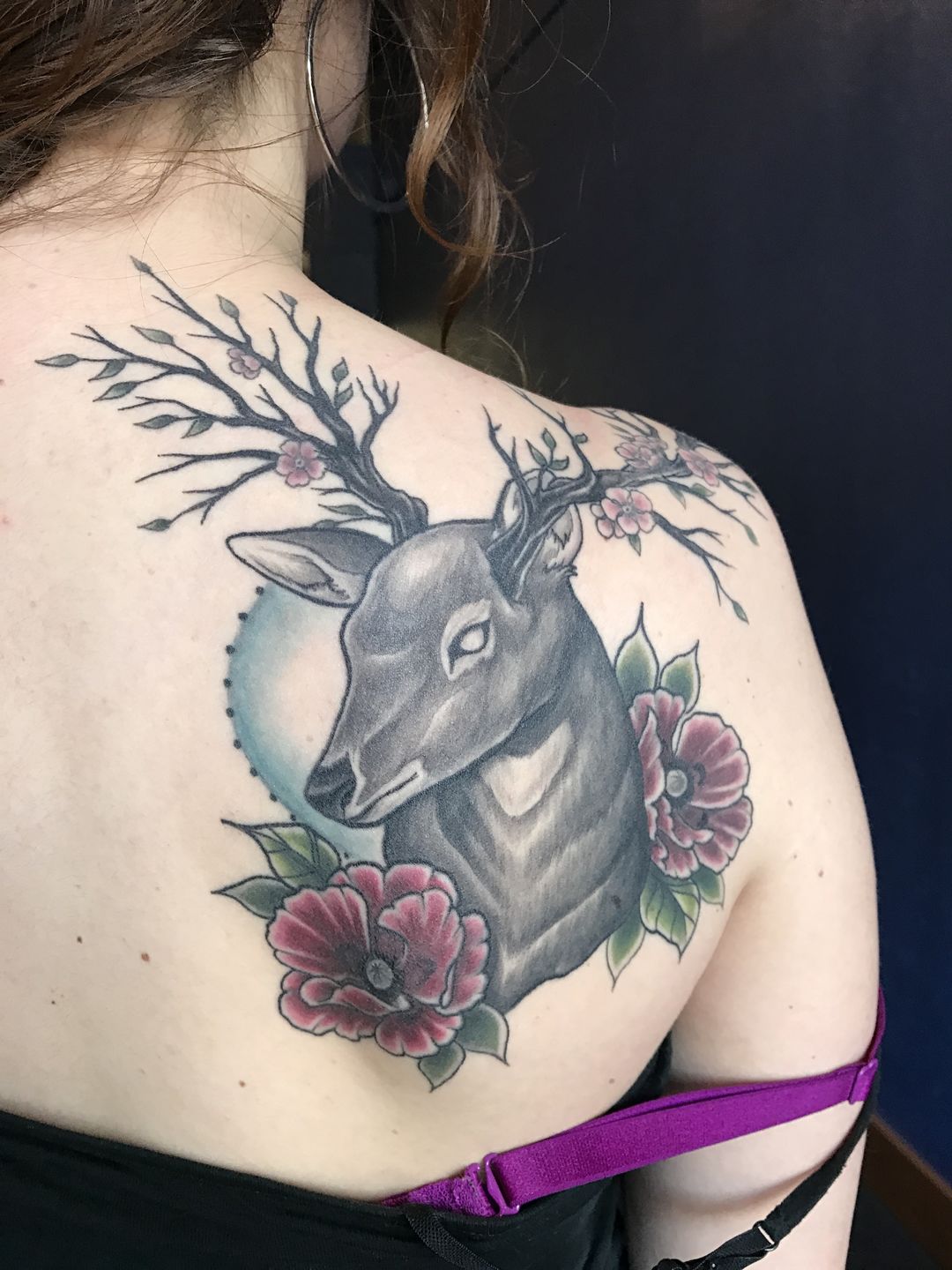 Antler and florals for Aleta! Done by @renglasstattoo . . . #renglasstattoo  #flowerhousetattoo #antlertattoo #colortattoo | Instagram