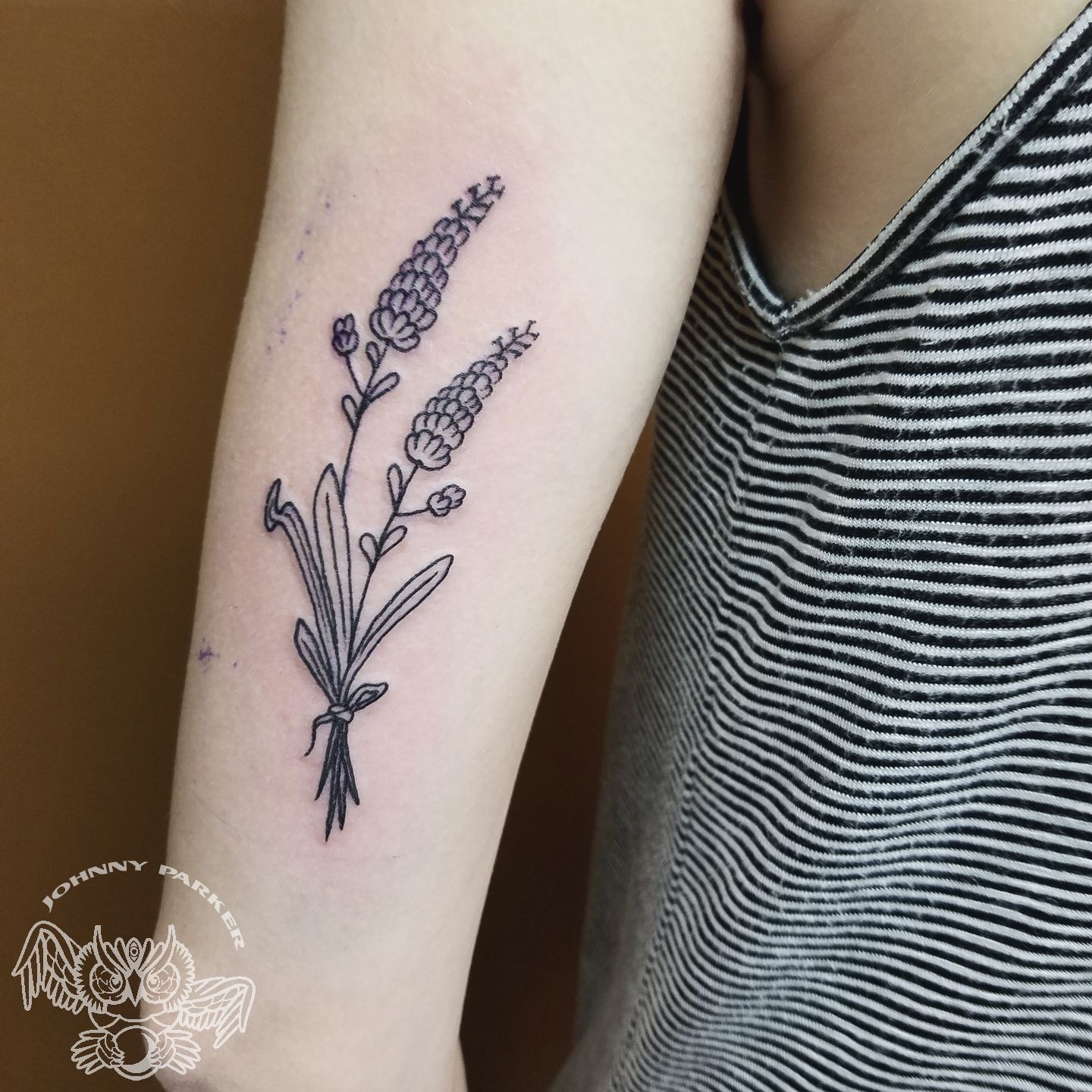 johnnyparker:lavender-blackwork-minimalist-floral-flowers-lavender-tattoo