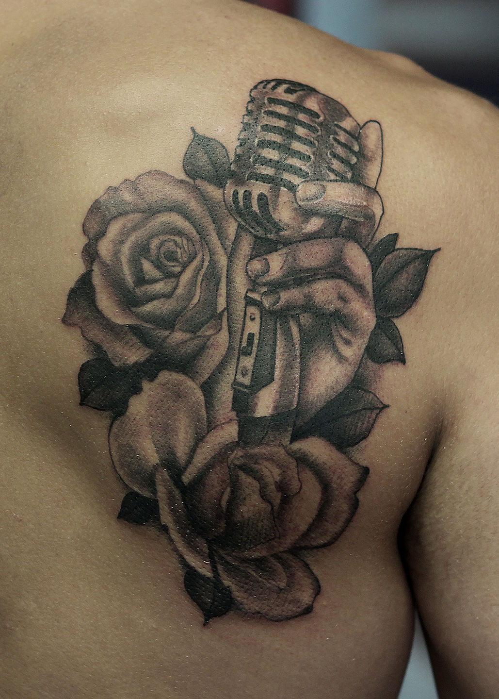 Pete_microphone_roses