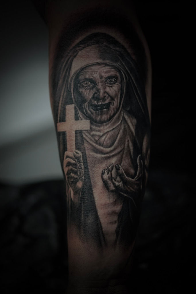 pabloash:creepy-nun