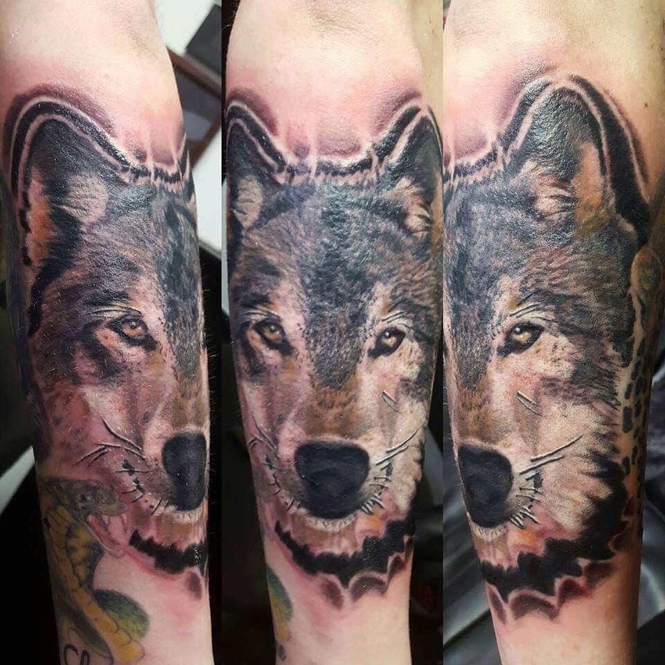 Wolf and Girl tattoo by Marzan Tattoo | Photo 23762